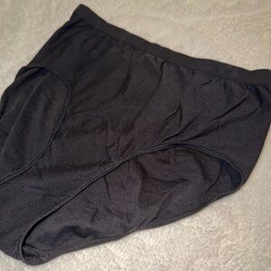 Size 8/9 Bali Classic Black Full-Coverage Briefs. MUST BE BUNDLED